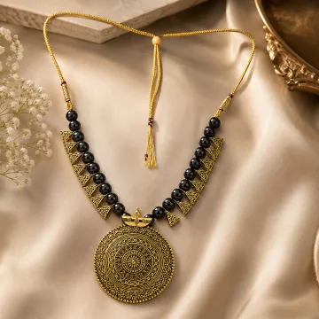 Beautiful Brass and Beads Contemporary Traditional Necklace Set Black